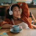 JBL Tune 520BT wireless on-ear Bluetooth 5.3 headphones - white Foto 12