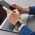 Uniq Revix Magnetic Strap for Apple Watch 42 | 44 | 45 | 49 mm - Black and Orange Foto 6