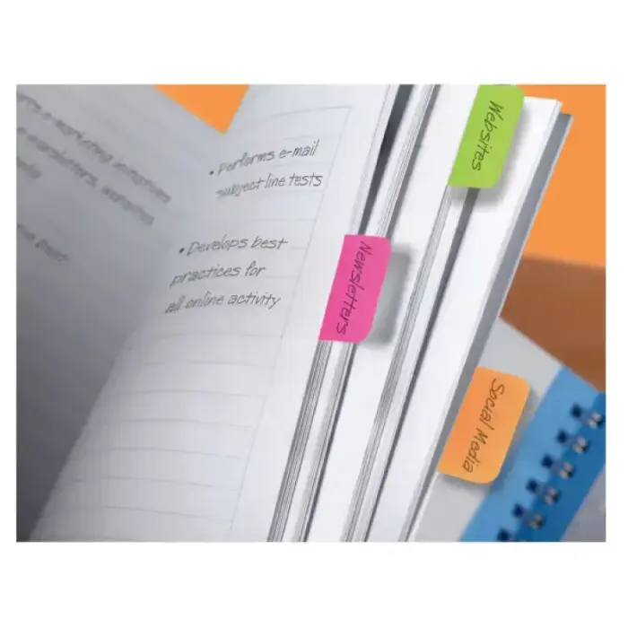 Pašlīpošie indeksi Post-it Strong sarkanā, dzeltenā un zilā krāsās Photo