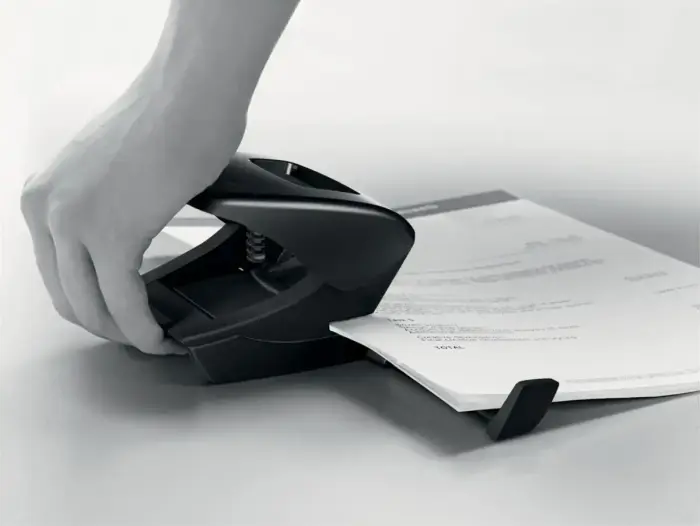 Caurumotājs Leitz NeXXt, no pārstrādāta materiāla, 30 lapas, melns Foto 4