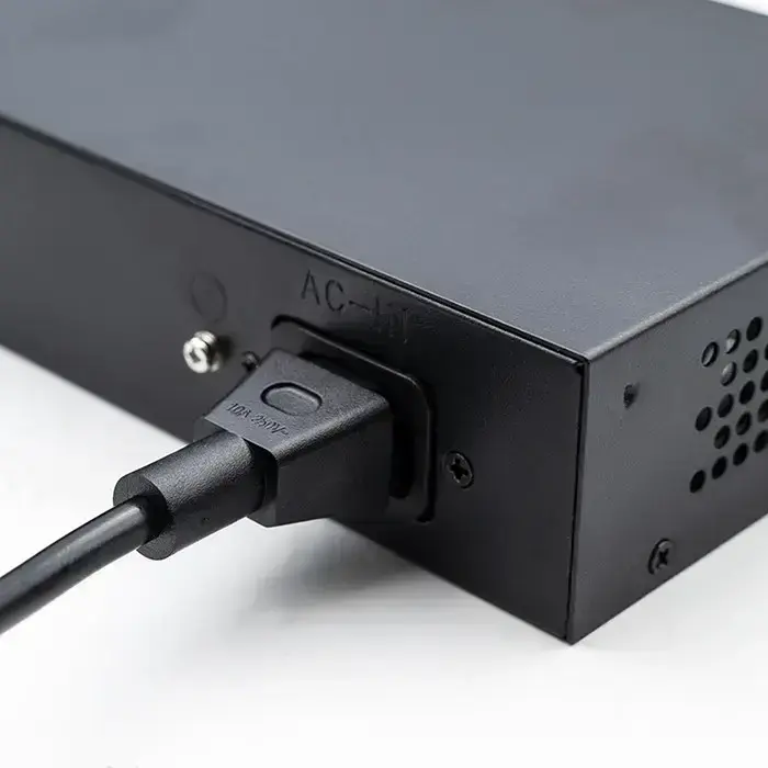 Qoltec FAST Ethernet PoE SWITCH 4x RJ45 PoE 1x RJ45 Uplink 1x SFP | 65W | 1000 Mb Foto 9