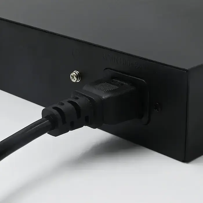 Qoltec FAST Ethernet PoE SWITCH | 4x RJ45 PoE | 2x RJ45 Uplink | 65W | 10/100 Mb/s Foto 9