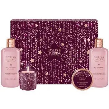 Baylis & Harding Luxury Gift Set with Candle ( Wild Cherry & Vanilla ) - Dárková sada péče o tělo se svíčkou ( 4 ks )
